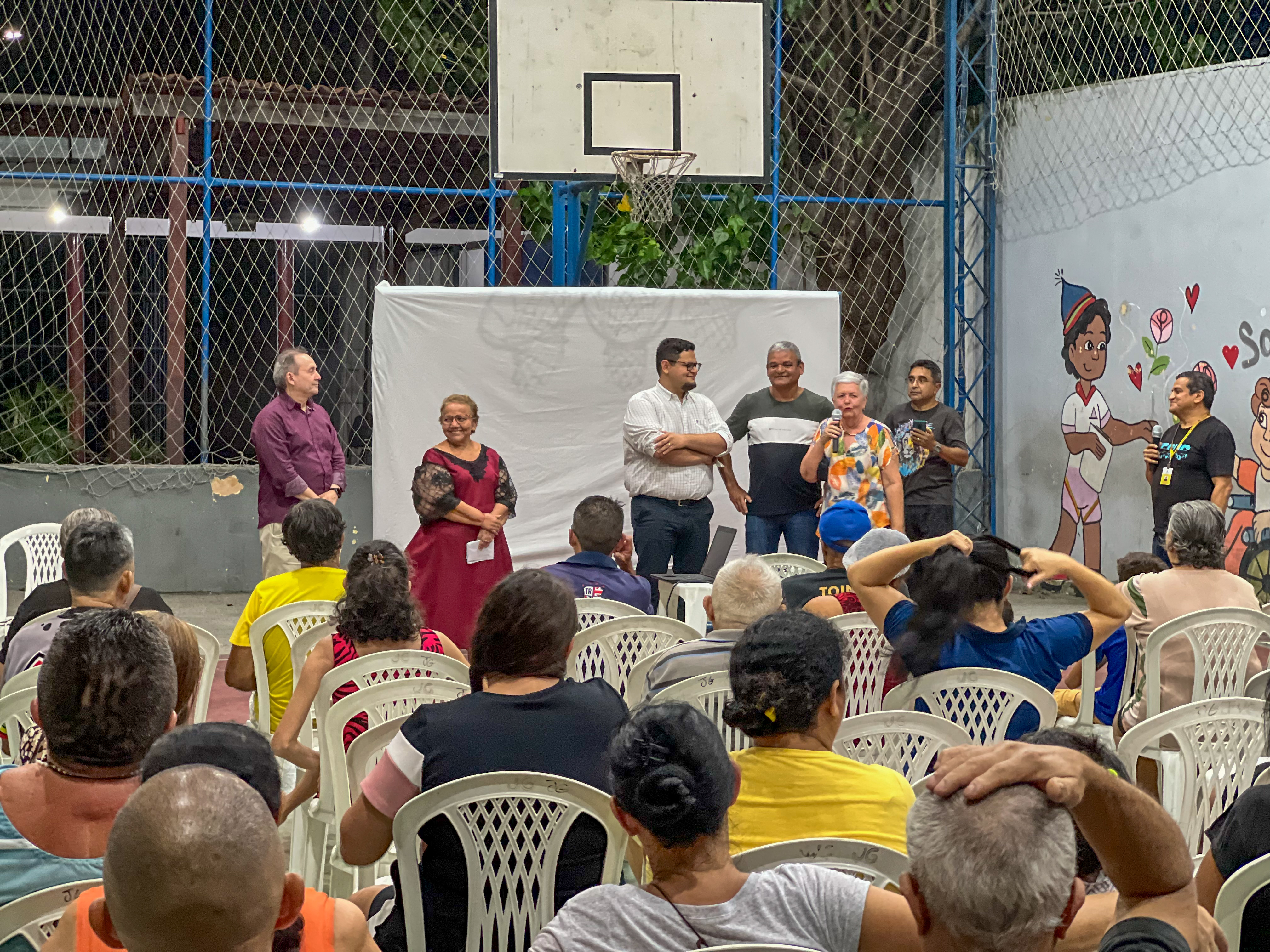 grupo de pessoas em uma quadra durante a reunião